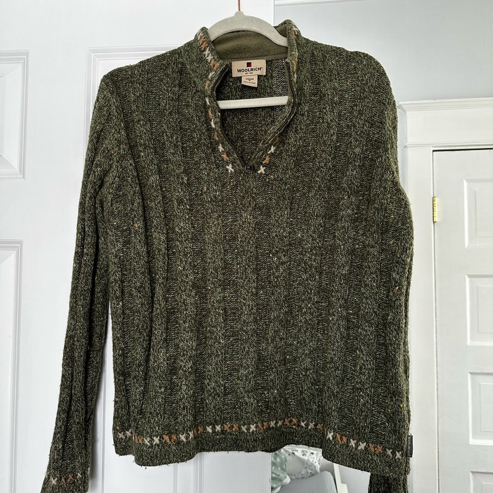 Woolrich Olive Green Cable V‑Neck Sweater with Subtle Trim